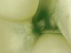 Sexy asian en saia recibe o seu axustado buceta peluda dedos pola nariz, a continuación, fode