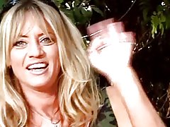 Redhead asiáticos lesbianas ten o seu bichano axustado lambeu por lúdica amigos no parque