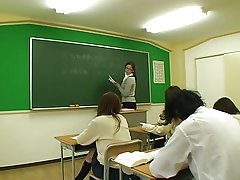 Bebé recibe o seu pequeno tits bicou e cunt lambido polo nariz