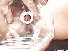 Fermosa xaponés bebé está recheo con moitos groso dildos